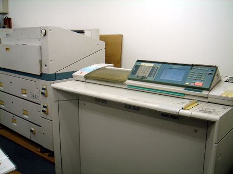 モノクロのCAD図面印刷サービスで利用する大型出力機です。富士ゼロックス社のDocuWideです